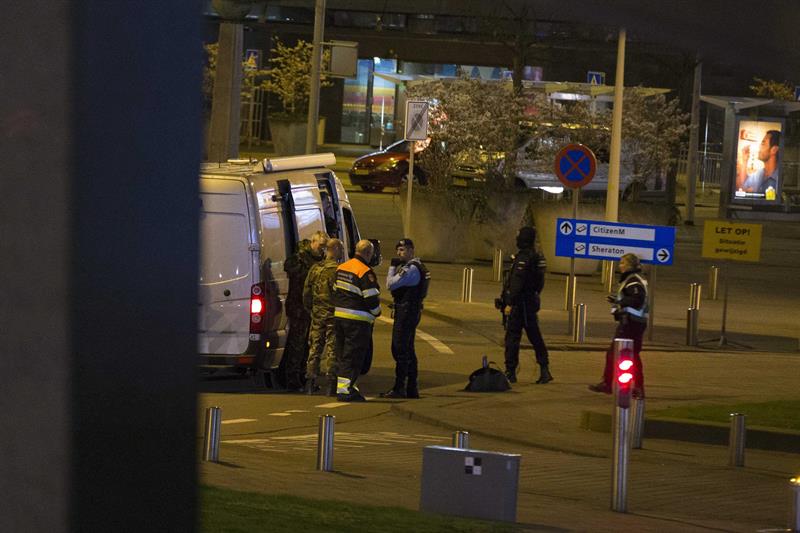Desalojan una parte del aeropuerto de Amsterdam por una falsa alarma Desalojan una parte del aeropuerto de Amsterdam por una falsa alarma
