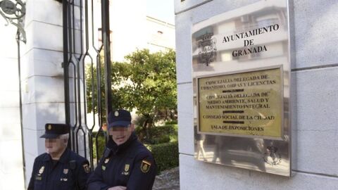Agentes de la UDEF en la entrada del Ayuntamiento de Granada