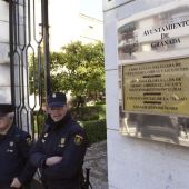 Agentes de la UDEF en la entrada del Ayuntamiento de Granada