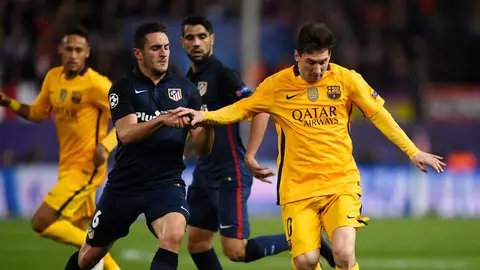 Messi corre con el balón ante la defensa de Koke Messi corre con el balón ante la defensa de Koke