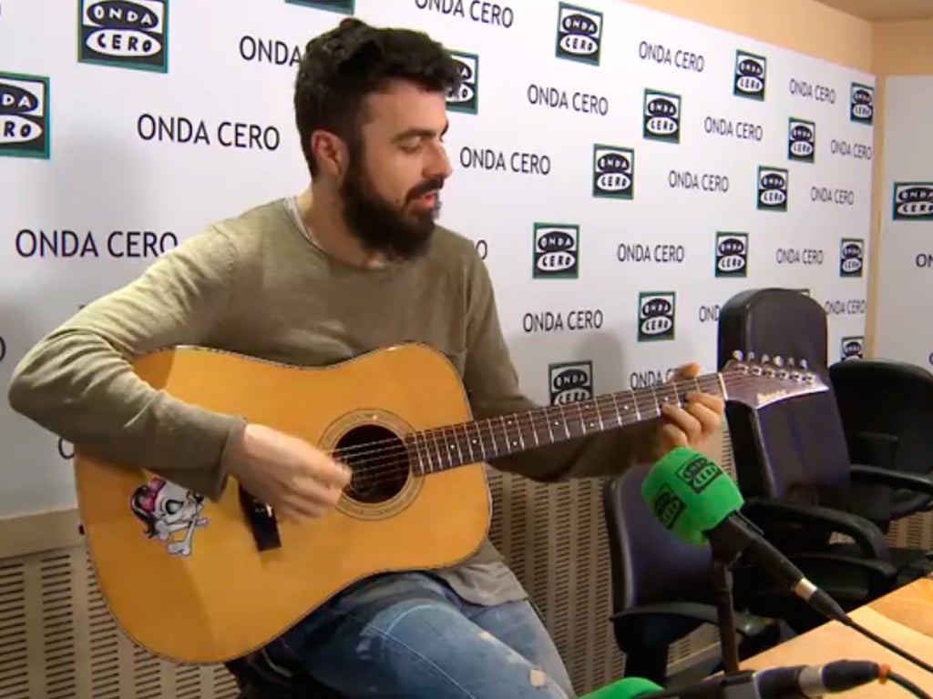 Huecco canta en Más de uno la canción que le dedica a su abuelo Huecco canta en Más de uno la canción que le dedica a su abuelo