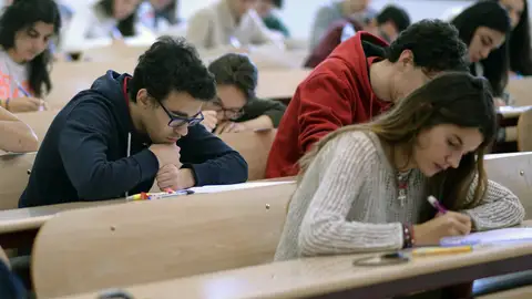 Estudiantes en un salón de clases Estudiantes en un salón de clases