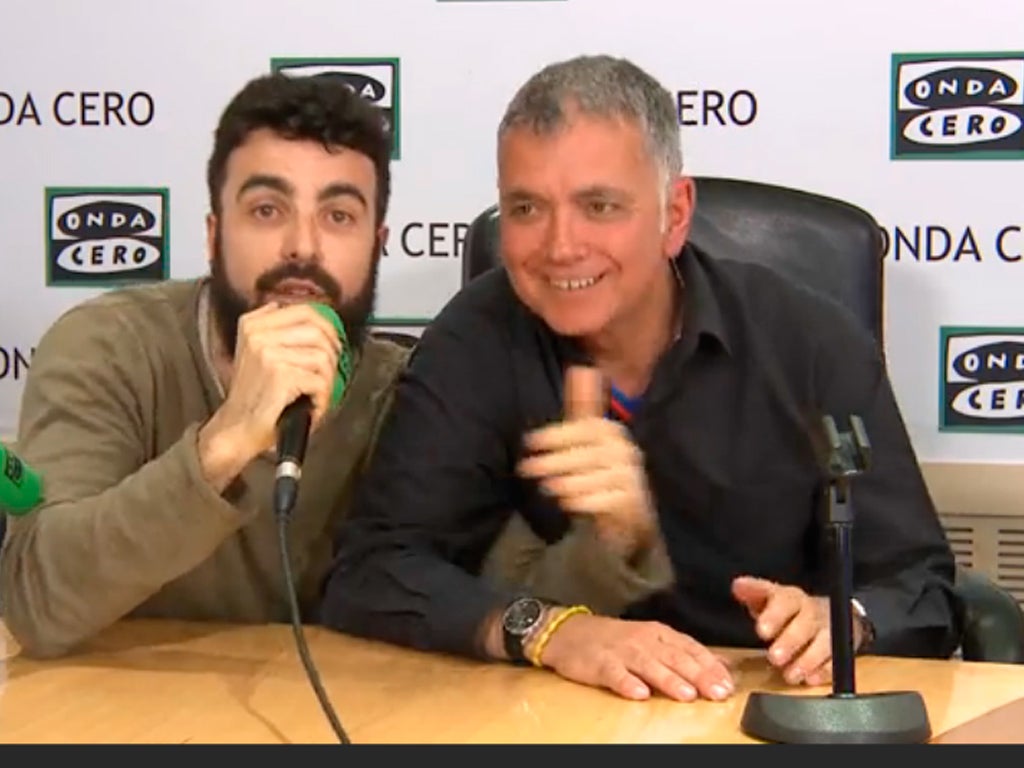 Huecco rapea en rumano con Juan Ramón Lucas en directo Huecco rapea en rumano con Juan Ramón Lucas en directo