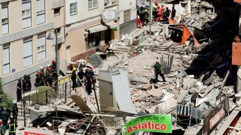 Equipos de rescate trabajan en la zona en la que se ha derrumbado el edificio en Tenerife