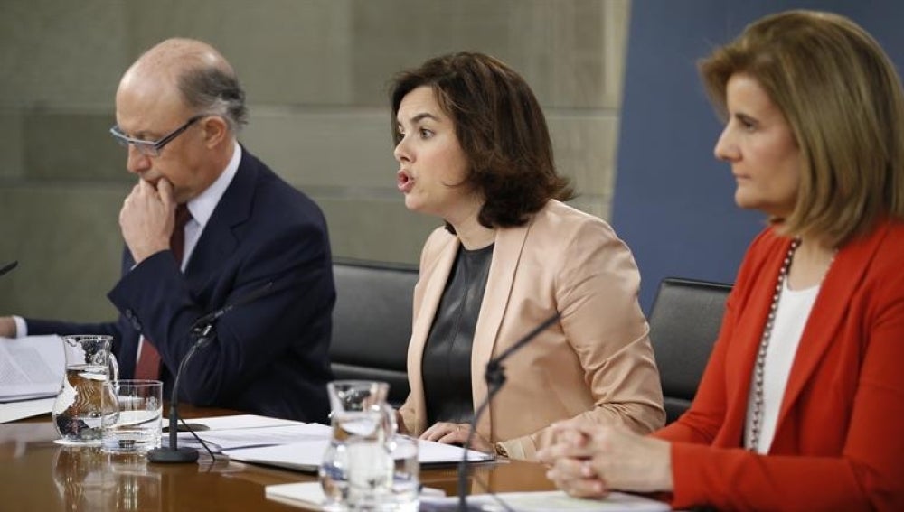 La vicepresidenta del Gobierno en funciones, Soraya Sáenz de Santamaría, el ministro de Hacienda, Cristóbal Montoro, y la de Empleo, Fátima Báñez