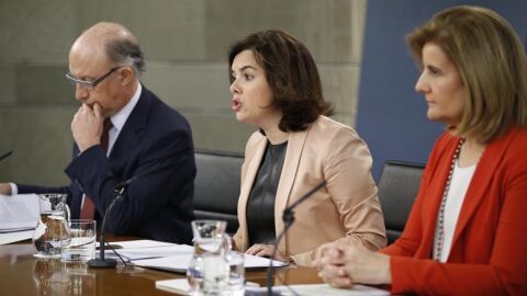 La vicepresidenta del Gobierno en funciones, Soraya S&aacute;enz de Santamar&iacute;a, el ministro de Hacienda, Crist&oacute;bal Montoro, y la de Empleo, F&aacute;tima B&aacute;&ntilde;ez
