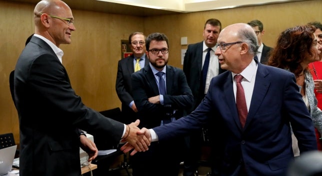 Flexibilizar plazos del déficit y revisar el reparto, las peticiones de las autonomías a Montoro Flexibilizar plazos del déficit y revisar el reparto, las peticiones de las autonomías a Montoro