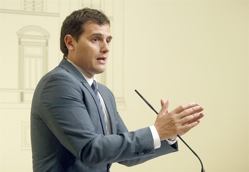Albert Rivera pide a Rajoy que "dé la cara" por las "mentiras" de Soria Albert Rivera pide a Rajoy que "dé la cara" por las "mentiras" de Soria
