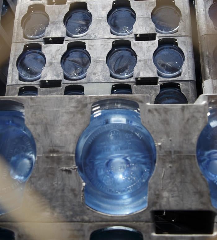 Ya son 2.020 los afectados de gastroenteritis por beber agua mineral embotellada Ya son 2.020 los afectados de gastroenteritis por beber agua mineral embotellada