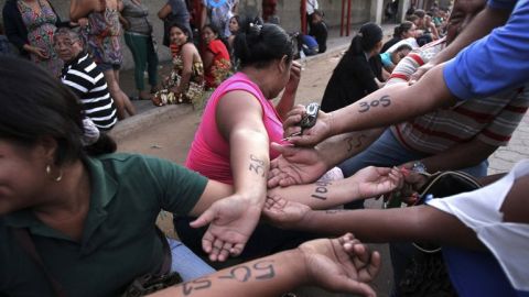 Los venezolanos sufren racionamiento en todos los recursos b&aacute;sicos