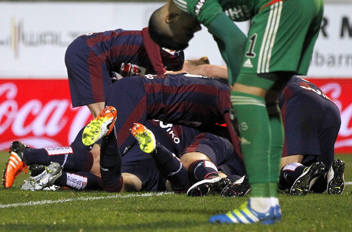 Eibar 2 - 1 Real Sociedad. La Real se hace pequeña en el Ipurúa Eibar 2 - 1 Real Sociedad. La Real se hace pequeña en el Ipurúa