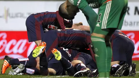 Eibar festeja su victoria ante la Real Sociedad Eibar festeja su victoria ante la Real Sociedad