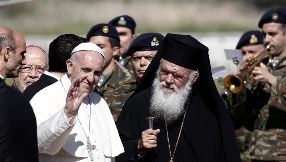 El papa Francisco junto al arzobispo griego Jerónimo II, a su llegada al aeropuerto de la isla de Lesbos