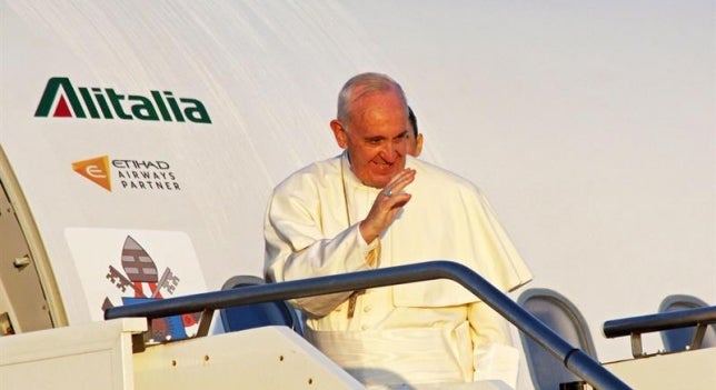 El papa llega a la isla griega de Lesbos para visitar a los refugiados El papa llega a la isla griega de Lesbos para visitar a los refugiados