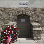 Entrada al crematorio del campo de exterminio nazi de Mauthausen