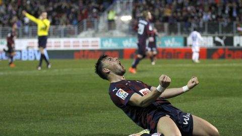 El delantero del Eibar, Sergi Enrich, celebra el segundo gol de su equipo ante la Real Sociedad