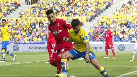 'Tana' protege la pelota ante Isma L&oacute;pez