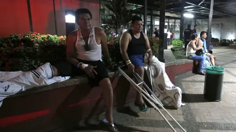 Afectados tras el terremoto en Ecuador Afectados tras el terremoto en Ecuador