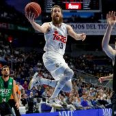 Sergio Rodríguez encesta ante Albert Miralles