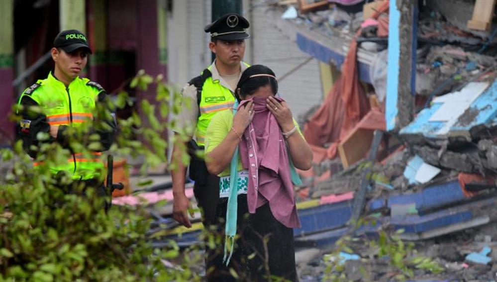 Policía y habitantes de Pedernales (Ecuador), afectados por el terremoto 