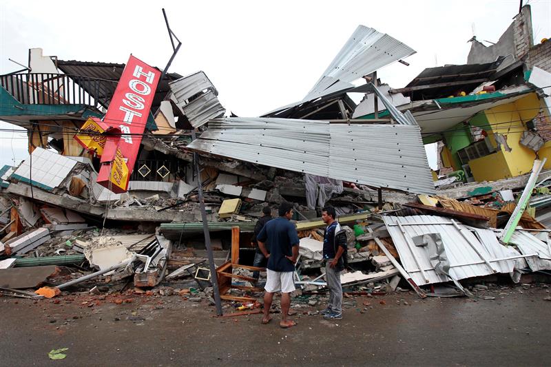 Ascienden a 235 los fallecidos y 1.557 los heridos por el terremoto en Ecuador Ascienden a 235 los fallecidos y 1.557 los heridos por el terremoto en Ecuador