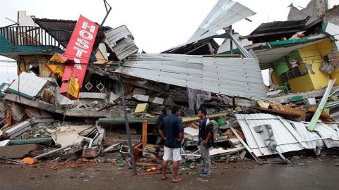 Habitantes de Pedernales (Ecuador), afectado por el terremoto de 7,8 grados 
