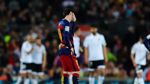 Leo Messi se lamenta tras un gol del Valencia Leo Messi se lamenta tras un gol del Valencia