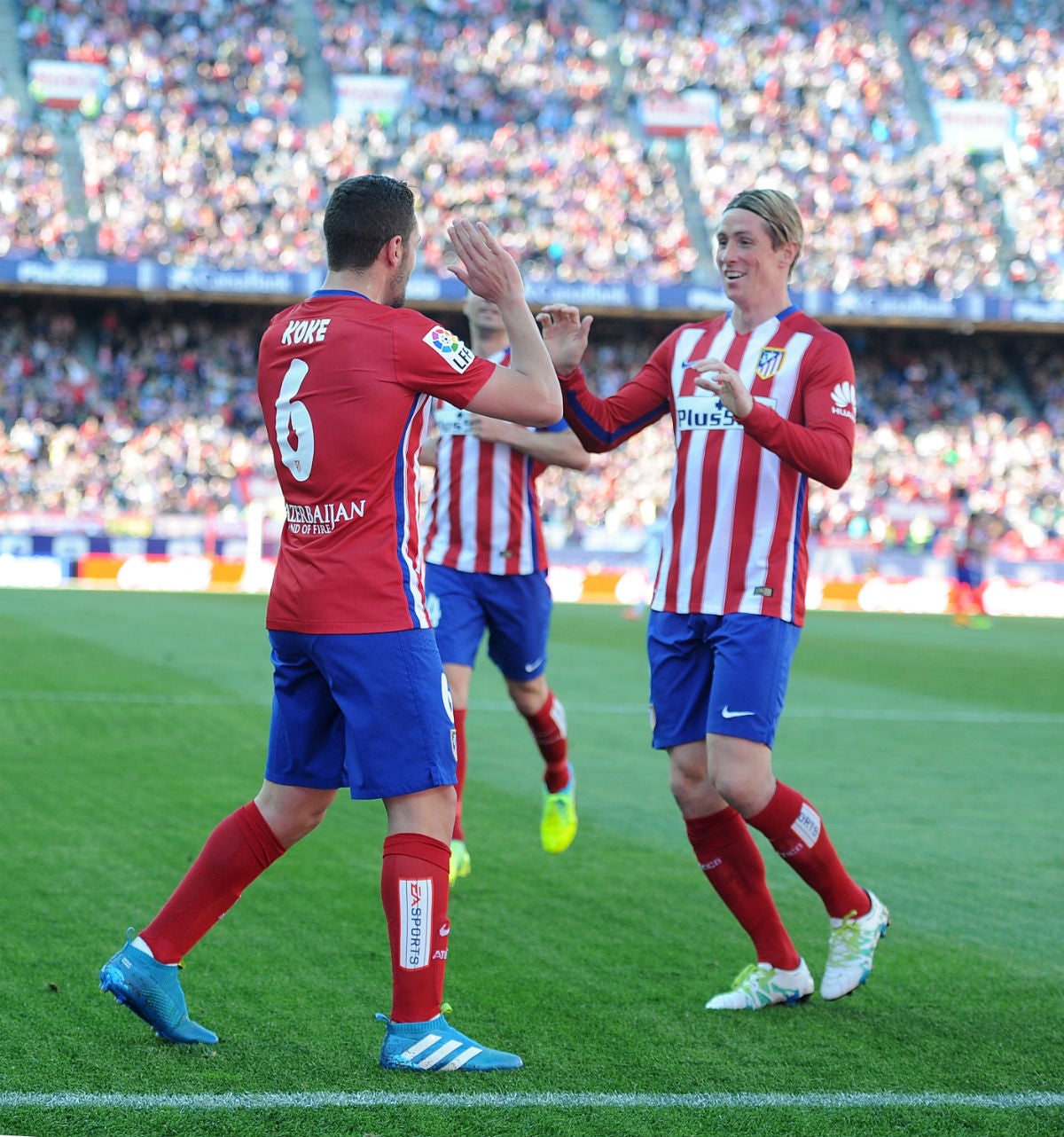 At. Madrid 3 - 0 Granada. El Atlético vence al Granada y presiona al líder At. Madrid 3 - 0 Granada. El Atlético vence al Granada y presiona al líder