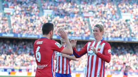Koke y Torres celebran un gol en el Calder&oacute;n ante el Granada