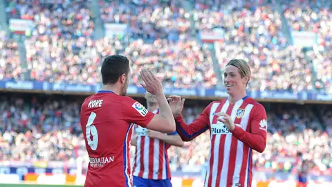 Koke y Torres celebran un gol en el Calderón ante el Granada Koke y Torres celebran un gol en el Calderón ante el Granada
