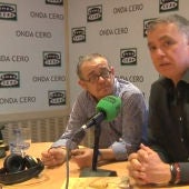 Diego Neria con Juan Ramón Lucas durante la última pregunta