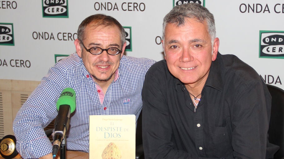 Diego Neria, autor de 'El despiste de Dios', durante una entrevista Juan Ram&oacute;n Lucas