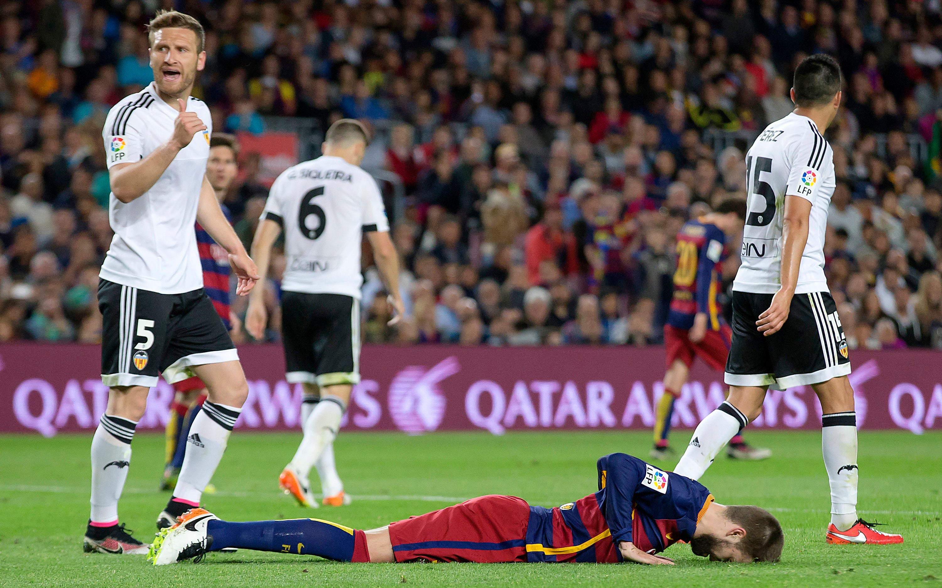 Félix José Casillas: Un Piqué arrodillado acapara las portadas deportivas Félix José Casillas: Un Piqué arrodillado acapara las portadas deportivas