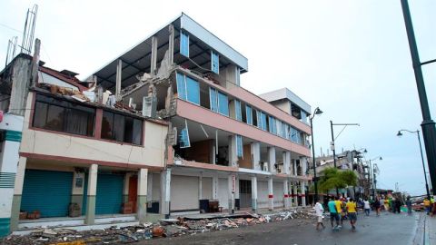 Los pobladores de Pedernales (Ecuador), afectados por el terremoto de 7,8 grados en la escala de Richter.