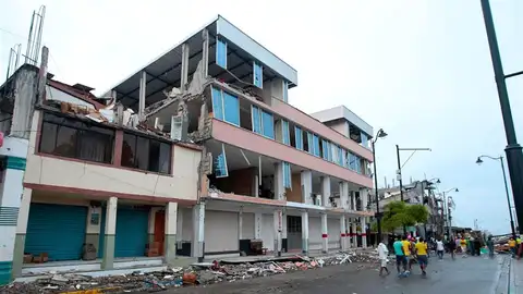 Los pobladores de Pedernales (Ecuador), afectados por el terremoto de 7,8 grados en la escala de Richter. Los pobladores de Pedernales (Ecuador), afectados por el terremoto de 7,8 grados en la escala de Richter.