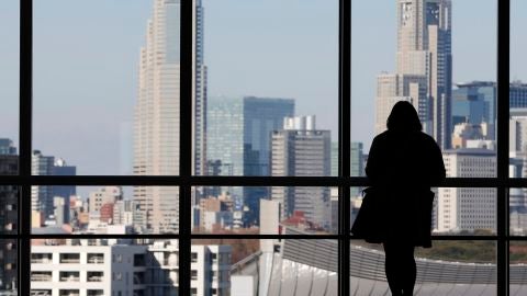 Contorno de una mujer mirando por la ventana