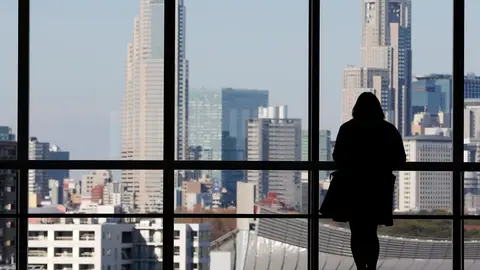 Contorno de una mujer mirando por la ventana Contorno de una mujer mirando por la ventana