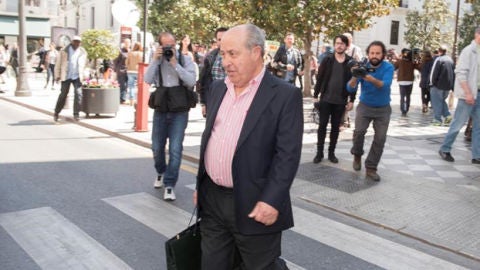 Torres Hurtado sale del Ayuntamiento de Granada