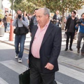 Torres Hurtado sale del Ayuntamiento de Granada