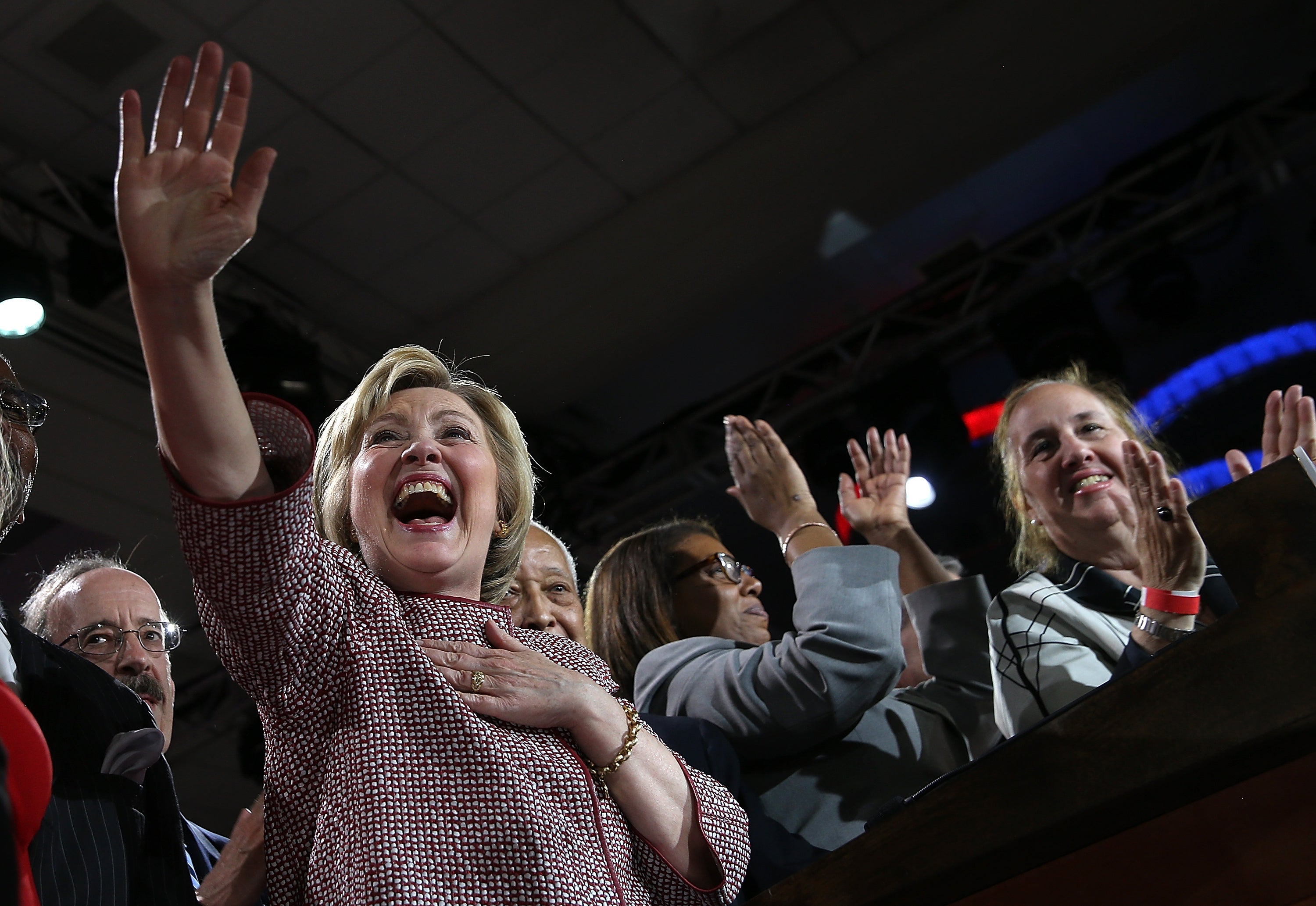 Clinton logra los delegados necesarios para ser candidata y se medirá a Trump en noviembre Clinton logra los delegados necesarios para ser candidata y se medirá a Trump en noviembre