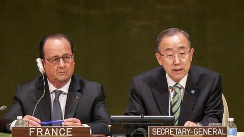 El presidente franc&eacute;s, Fran&ccedil;ois Hollande (i), y el secretario general de la ONU, Ban Ki-moon 