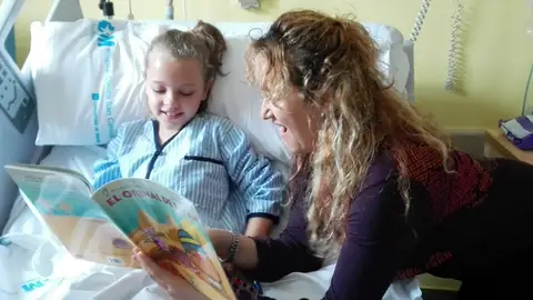 La Fundación Atresmedia reparte entre los niños hospitalizados libros y flores por Sant Jordi La Fundación Atresmedia reparte entre los niños hospitalizados libros y flores por Sant Jordi