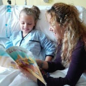 La Fundación Atresmedia reparte entre los niños hospitalizados libros y flores por Sant Jordi