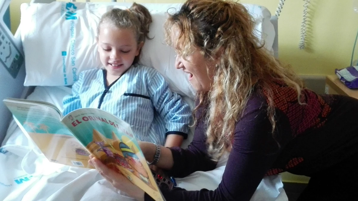 La Fundación Atresmedia reparte entre los niños hospitalizados libros y flores por Sant Jordi La Fundación Atresmedia reparte entre los niños hospitalizados libros y flores por Sant Jordi