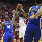 James Harden lanza lo que sería la canasta ganadora del partido James Harden lanza lo que sería la canasta ganadora del partido