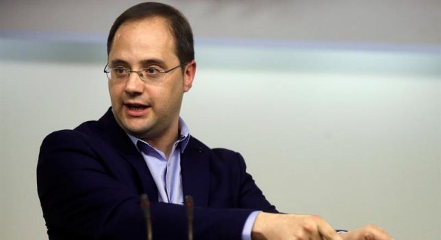 Luena acusa a Iglesias de ser un "tapón" para el cambio y favorecer a Rajoy Luena acusa a Iglesias de ser un "tapón" para el cambio y favorecer a Rajoy