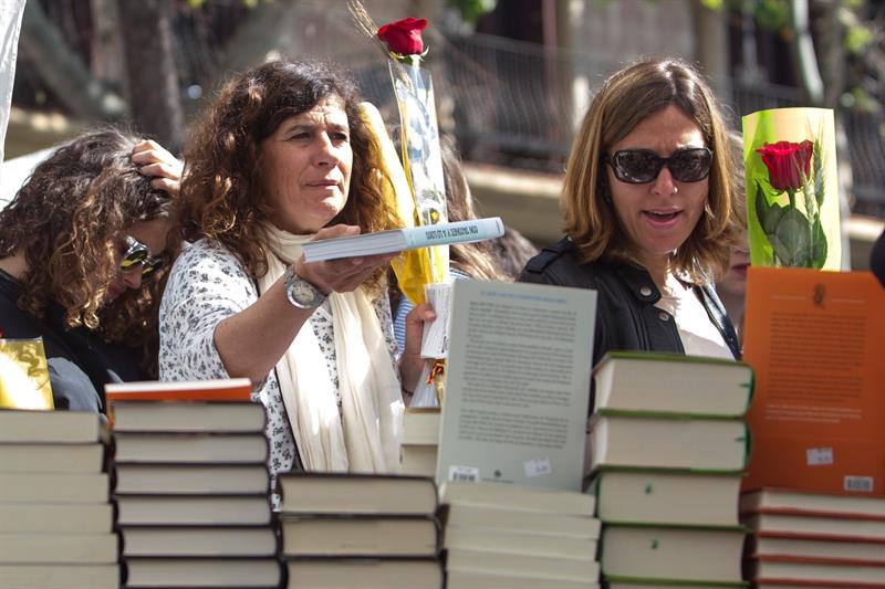 Libros y rosas inundan las calles de Cataluña para celebrar el tradicional dia de Sant Jordi Libros y rosas inundan las calles de Cataluña para celebrar el tradicional dia de Sant Jordi