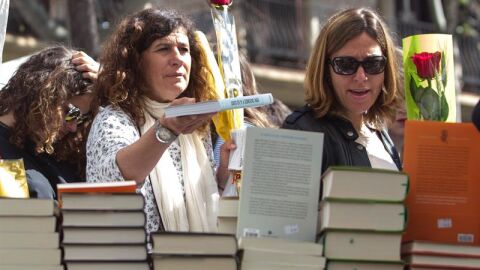 Mujeres con un libro y una rosa para celebrar Sant Jordi