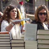 Mujeres con un libro y una rosa para celebrar Sant Jordi