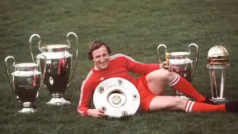 Schwarzenbeck posando con sus títulos en el Bayern de Munich Schwarzenbeck posando con sus títulos en el Bayern de Munich